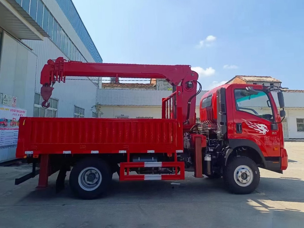 國六重汽藍(lán)牌長(zhǎng)威5噸四節(jié)直臂吊機(jī)隨車吊